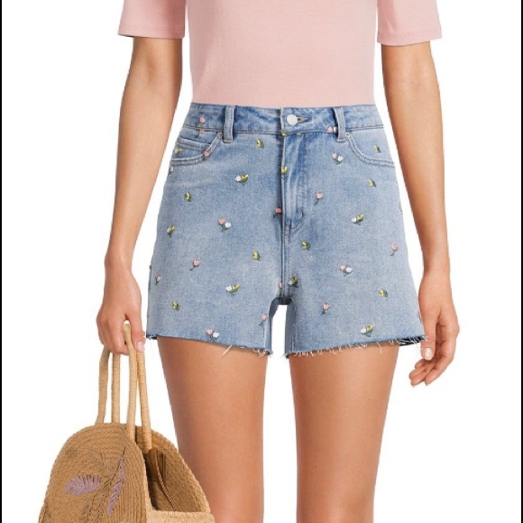 Woman’s embroidered denim shorts. High rise 3.5 inseam true to fit size 14 - Picture 5 of 8